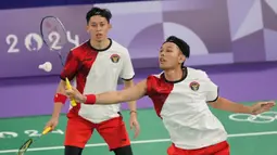 Fajar Alfian dan Muhammad Rian Ardianto menang mudah dan unggul dua set langsung 21-13 dan 21-10. (AP Photo/Dita Alangkara)