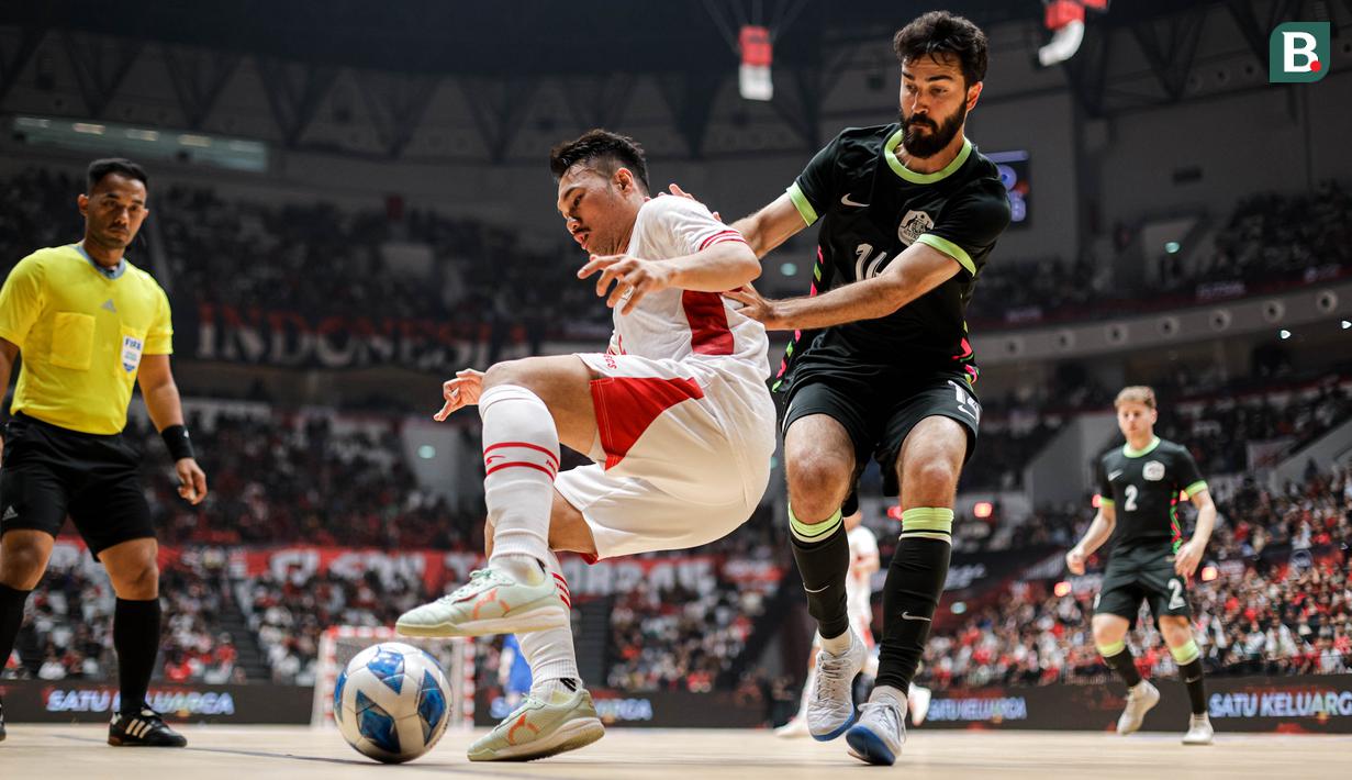 Pemain Timnas Futsal Indonesia, Samuel Eko mengontrol bola dibayangi pemain Australia dalam laga uji coba di Indonesia Arena, Senayan, Jakarta, Sabtu (01/11/2025). (Bola.com/Bagaskara Lazuardi)
