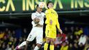 Pemain Real Madrid, Eder Militao, duel udara dengan pemain Villarreal, Gerard Moreno, pada laga Copa del Rey di Stadion La Ceramica (19/1/2023). Tiga gol Real Madrid dicetak oleh Vinicius Junior, Eder Militao, dan Dani Ceballos. (AP Photo/Jose Breton)