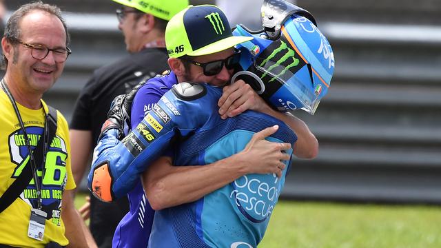 Valentino Rossi Peluk Luca Marini