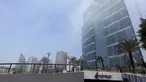 Kepulan asap terlihat dari Mal Larcomar di pusat Ibu Kota Peru, Lima, Rabu (16/11). Kebakaran pusat perbelanjaan di dekat hotel di mana para delegasi KTT APEC akan tinggal itu mengakibatkan sedikitnya lima orang tewas. (REUTERS/Guadalupe Pardo)