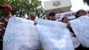 Peserta aksi membentangkan kertas pesan saat berunjuk rasa di depan Kedubes Malaysia, Jakarta, Senin (21/8). Aksi ini terkait kasus terbaliknya bendera Merah Putih pada buku panduan pelaksanaan SEA Games 2017. (Liputan6.com/Helmi Fithriansyah)