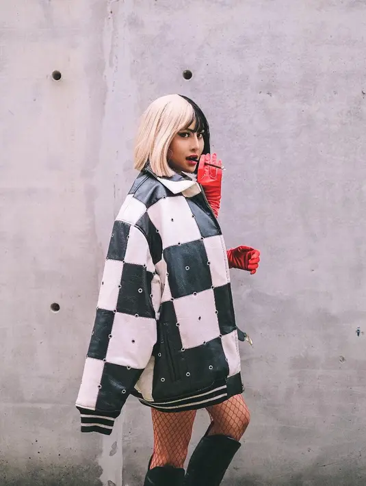 Totalitas hitam putih sampai rambut saat cosplay menjadi Cruella (Foto: Instagram @awkarin)