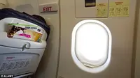 Baru pertama kali naik pesawat, penumpang ini buka pintu darurat karena mengira sebagai pintu toilet.