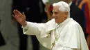 Paus Benediktus XVI menyapa jemaat selama audiensi di Vatikan pada 30 Juni 2007. Lahir Joseph Ratzinger di Jerman, Benediktus berusia 78 tahun ketika pada tahun 2005 ia menjadi salah satu paus tertua yang pernah terpilih. (AP Photo/Andrew Medichini, File)