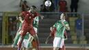 Pemain Panama, Fidel Escobar (kiri) menghalau bola dari kejaran pemain Irlandia Utara, Jonathan Evans pada laga uji coba di Panama City, (29/5/2018). Panama dan Irlandia Utara bermain imbang 0-0. (AP/Arnulfo Franco)