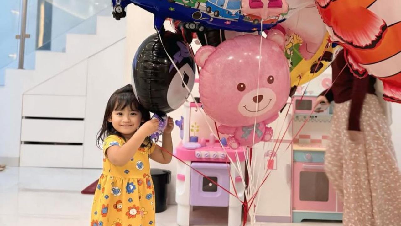 7 Potret Ria Ricis dan Moana, Momen Hangat Menjenguk Baby Yasmin Anak Shindy Putri