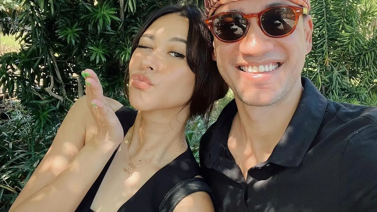 Gaya Serasi Nana Mirdad dan Andrew White Sebagai Couple Goals Selama 17 Tahun Menikah
