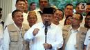 Ketua Umum Partai Gerindra Prabowo Subianto (tengah) bersama relawan Jokowi Mania (Joman) menyampaikan keterangan pers usai melakukan pertemuan di Rumah Kertanegara, Jakarta, Kamis (16/2/2023). Dalam pertemuan tersebut, relawan Joman sepakat mendukung Prabowo Subianto untuk Pilpres 2024 dan bertransformasi menjadi Prabowo Mania 08. (Liputan6.com/Johan Tallo)