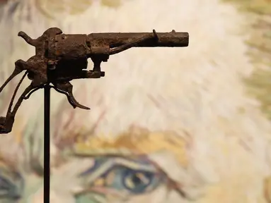 Pistol usang milik pelukis terkemuka asal Belanda, Vincent Van Gogh dipamerkan di sebuah rumah lelang di Paris, Prancis, 14 Juni 2019. Dalam acara lelang pada 19 Juni 2019, pistol jenis revolver Lefaucheux 7 mm itu laku hingga 162.500 euro atau sekitar Rp 2,6 miliar. (FRANCOIS GUILLOT/AFP)
