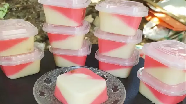 Resep puding roti kemerdekaan merah putih oleh akun @pawone_noe di Cookpad.