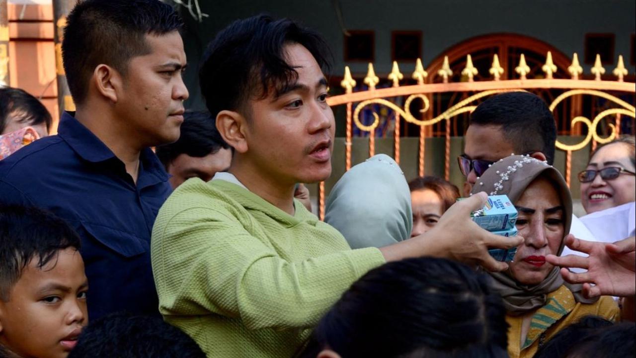 <b>Gibran Minta Izin Blusukan ke Heru Budi</b>