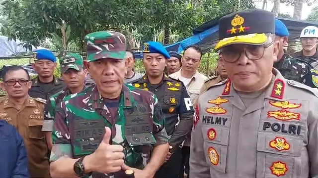 Danrem 043/Garuda Hitam, Brigjen TNI Rikas Hidayatullah saat olah TKP bersama Kapolda Lampung di Way Kanan. Foto: (Istimewa).
