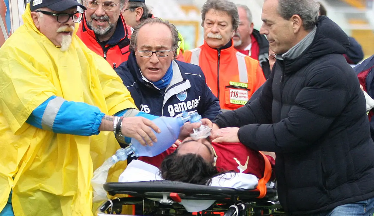 Piermario Morosini tiba-tiba kolaps saat menjalani pertandingan di babak pertama Serie B antara Livorno dan Pescara pada 14 April 2012. Staf medis mencoba melakukan pertolongan, namun nyawanya tak tertolong sebelum tiba di rumah sakit. (Foto: AFP/Luciano Pieranunzi)
