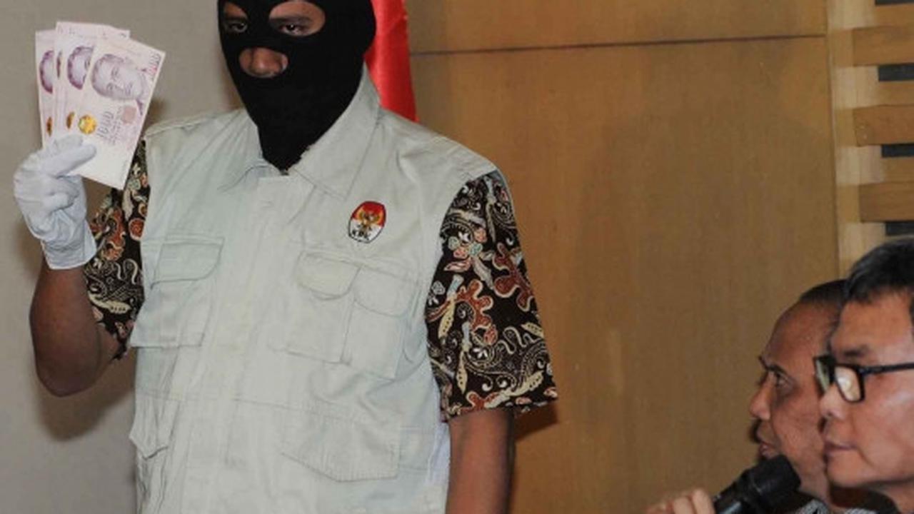 KPK tunjukkan ribuan dolar hasil OTT ketua PTUN Medan