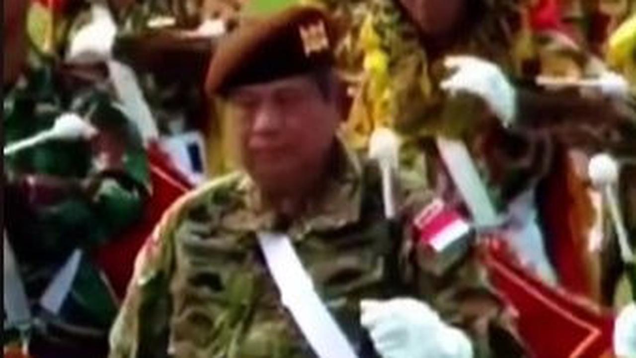 Dalam video yang dibagikan, terlihat SBY mengenakan seragam Akmil lengkap dengan baret cokelat.