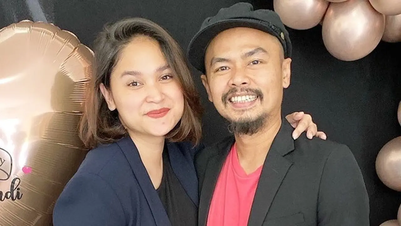 Umumkan Hamil Anak Ketiga, Ini 6 Potret Harmonis Wendi Cagur dan Istri