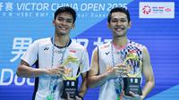 Ganda putra Indonesia Fajar Alfian/Muhammad Shohibul Fikri meraih juara China Open 2025, mengalahkan wakil Malaysia, Aaron Chia/Soh Wooi Yik 21-15 dan 21-9 di Olympic Sports Center Gymnasium, Changzhou, Minggu (26/7/2025). (PBSI)