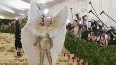 Penyanyi Katy Perry saat menghadiri Met Gala 2018 di Metropolitan Museum of Art, New York (7/5). Tema Met Gala kali ini adalah “Heavenly Bodies: Fashion and the Catholic Imagination”. (Neilson Barnard / Getty Images / AFP)