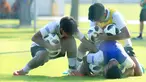 Tiga orang pemain berebut bola saat sesi latihan di Lapangan A Senayan, Jakarta, Kamis (20/7/2023). Sebanyak 34 pemain mengikuti seleksi skuad Piala Dunia U-17 2023 di Indonesia. (Bola.com/M Iqbal Ichsan)