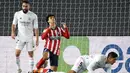 Penyerang Atletico Madrid, Joao Felix, tampak kecewa usai gagal mencetak gol ke gawang Real Madrid pada laga Liga Spanyol di Stadion Alfredo di Stefano, Minggu (13/12/2020). Real Madrid menang dengan skor 2-0. (AFP/Oscar Del Pozo)