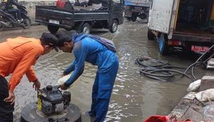 Petugas Badan Penanggulangan Bencana Daerah (BPBD) dan Suku Dinas Sumber Daya Air (SDA) melakukan penyedotan banjir agar ruas jalan RE Martadinata, Jakarta Utara yang terendam banjir rob. (Antara)