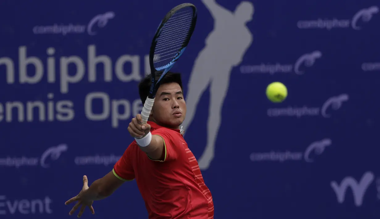 Ganda Putra Indonesia, Anthony Susanto, memukul bola saat melawani ganda India pada laga Combiphar Tennis Open 2019 di Hotel Sultan, Jakarta, Kamis (8/8). Rifqi/Anthony kalah 5-7 dan 1-6. (Bola.com/Yoppy Renato)