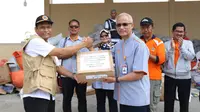 Direktur Utama PT Pos Indonesia (Persero) Gilarsi W. Setijono melakukan cek langsung proses penanganan kiriman bantuan masyarakat di gudang Badan Penanggulangan Bencana Daerah (BPBD) Prop. NTB.