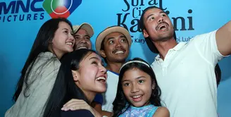 Para pemain film'Surat Cinta Kartini' dalam acara syukuran di kafe Pong Me, Jakarta Selatan, Kamis (30/7/2015). Film fiksi yang mengambil latar belakang sejarah pada era Kartini di tahun 1900an. (Deki Prayoga/Bintang.com)