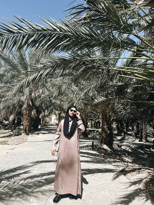 Refal mengenakan penutup kepala berwarna hitam, lengkap dengan sunglassesnya. Foto: Instagram.