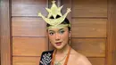 Penyanyi Marion Jola tampil cantik dan memesona dalam balutan baju adat khas Rote, Nusa Tenggara Timur. Perempuan 22 tahun itu juga memakai kain tenun yang digunakan di seluruh tubuh sehingga membentuk baju terusan.(Instagram/lalamarionmj)