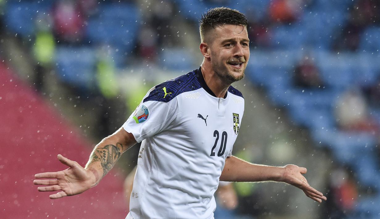 Gelandang Serbia, Sergej Milinkovic-Savic, merayakan gol yang dicetaknya ke gawang Norwegia pada laga semi final playoff Euro 2020 di Ullevaal Stadion, Jumat (9/10/2020) dini hari WIB. Serbia menang 2-1 atas Norwegia. (AFP/Fredrik Varfjell/NTB)