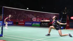 Pebulu tangkis tunggal putri Indonesia, Ester Nurumi Tri Wardoyo mengembalikan bola di depan net saat menghadapi wakil Jepang, Nozomi Okuhara pada laga babak 32 besar Indonesia Open 2024 di Istora Senayan, Jakarta, Selasa (4/6/2024). Ester Nurumi Tri Wardoyo menang dua game langsung 21-17, 21-16. (Bola.com/M Iqbal Ichsan)