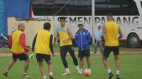 Para pemain Arema FC melakukan uji coba di Stadion Haji Agus Salim, Padang, Rabu (1/3/2017) jelang laga melawan Semen Padang dalam semifinal Piala Presiden 2017. (Bola.com/Iwan Setiawan)