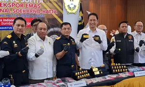 Menteri Keuangan (Menkeu) Purbaya Yudhi Sadewa dalam pengungkapan penyelundupan emas di Kantor Bea dan Cukai Bandara Soekarno-Hatta, Kota Tangerang, Kamis (13/8/2026).