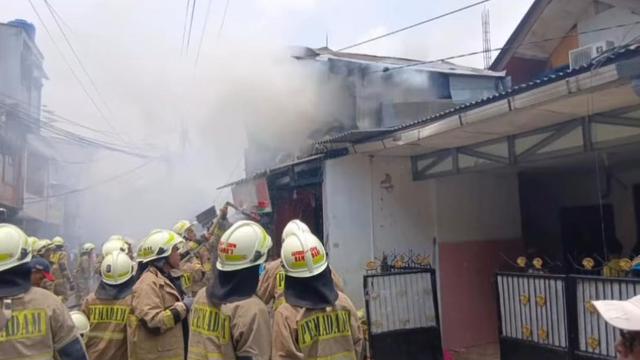 Kebakaran terjadi di sebuah rumah tinggal di Jalan Moh Soleh I, RT 12 RW 08, Kelurahan Kramat, Kecamatan Senen, Jakarta Pusat, Senin (15/9/2025).