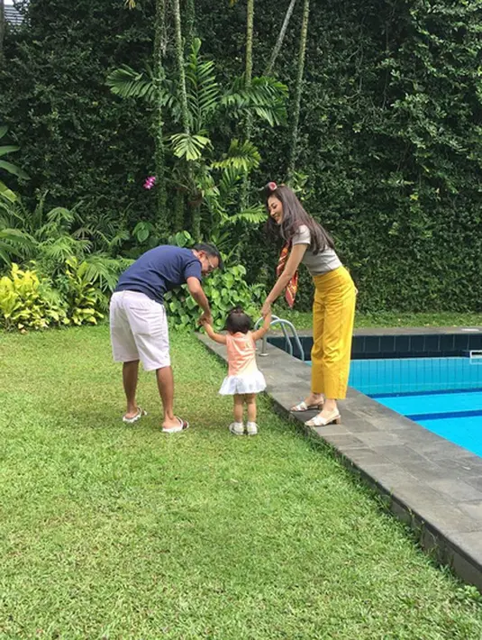 "Dia selalu tidak ingin lebih pintar dari suami, pd aku tahu dia lebih tahu, tp dia berusaha menjadi pendengar dulu lalu baru bicara ke saya pelan2 kalau itu salah hahahaha," lanjutnya. (Instagram/ruben_onsu)