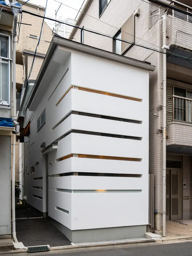 Rumah Sederhana Cat Putih Tampak Elegan di Gang Sempit