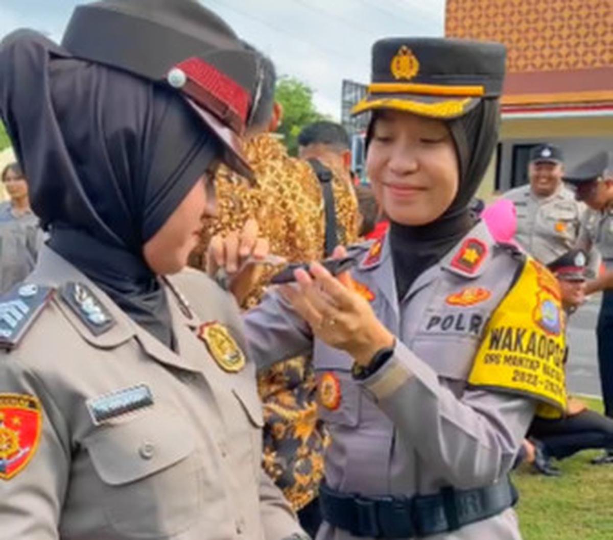 Rupanya, salah satu polwan Polres Bantul ini tidak membawa pasangan saat upacara kenaikan pangkat. Dengan senyuman hangat, Wakapolres Bantul ini memasangkan pangkat barunya. <br>