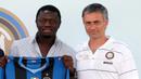 Pelatih Inter Milan, Jose Mourinho (kanan), pernah mengkritik Sulley Ali Muntari (kiri) yang seharusnya tidak berpuasa selama bulan Ramadan. Atas pernyataannya, The Special One mendapatkan banyak kritikan dari pemimpin muslim di Italia kala itu. (AFP/ Emilio Andreoli)