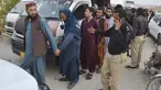 Polisi tiba bersama imigran Afghanistan yang ditahan di pusat deportasi, yang didirikan oleh pihak berwenang untuk memfasilitasi imigran ilegal, di Quetta, Pakistan, Rabu (1/11/2023). (AP Photo/Arshad Butt)