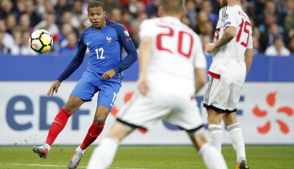 Aksi pemain Prancis, Kylian Mbappe melewati adangan pemain Belarusia pada kualifikasi Piala Dunia 2018 grup A di Stade de France stadium, Saint-Denis (10/10/2017). Prancis menang 2-1. (AP/Christophe Ena)