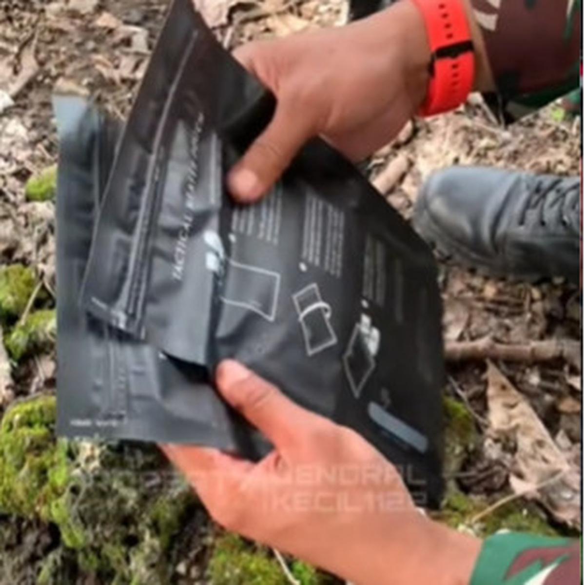 Lagi Jelajah Hutan, Anggota TNI AD Ini Unik Cara Merebus Talas Tidak Pakai Api