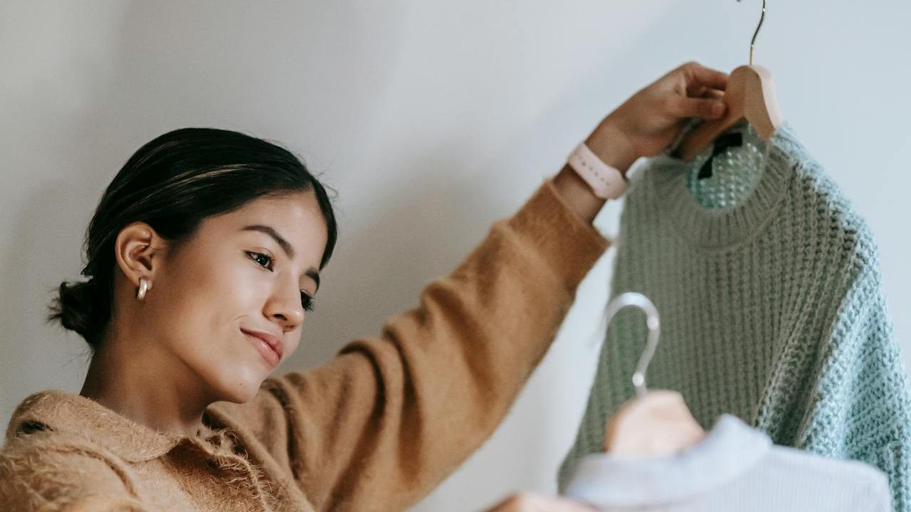 Langkah Awal Decluttering: Singkirkan 5 Jenis Barang Ini dari Lemari Pakaianmu