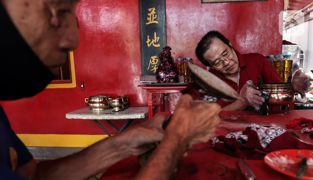 Warga keturunan Tionghoa melakukan ritual bersih-bersih di Vihara Amurva Bhumi, Jakarta, Sabtu (14/1/2022). Tradisi ini rutin dilakukan jelang perayaan Tahun Baru Imlek. (Liputan6.com/Johan Tallo)