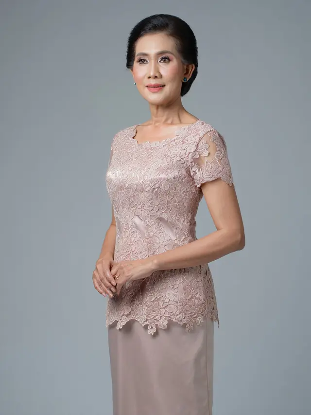 Kebaya Brokat Modern untuk Ibu-Ibu Usia 50 Tahun