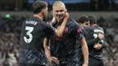 Selebrasi striker Manchester City, Erling Haaland (kanan) bersama Ruben Dias setelah mencetak gol kedua timnya ke gawang Tottenham Hotspur lewat eksekusi penalti pada laga tunda pekan ke-34 Liga Inggris 2023/2024 di Tottenham Hotspur Stadium, London, Selasa (14/5/2024). (AP Photo/Kin Cheung)