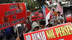 Massa dari Pergerakan Pemuda Jakarta (PPJ) melakukan aksi unjuk rasa di depan Balaikota, Jakarta, Senin (5/11). PPJ mengkritik penataan pedagang kaki lima yang kembali semerawut. (Merdeka.com/Arie Basuki)