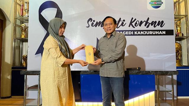 Dirut Indosiar Imam Sudjarwo  menyerahkan tali asih korban tragedi Kanjuruhan. (Istimewa)