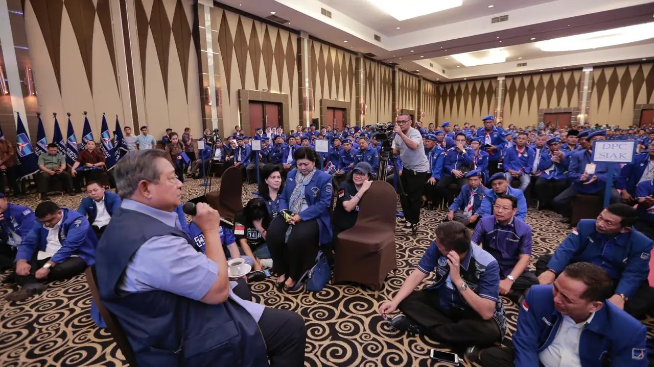 SBY bersedih usai melihat baliho dan atribut Partai Demokrat yang dirusak. (dok Divisi Komunikasi Publik Partai Demokrat)